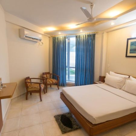 Empires Hotel Puri Luaran gambar
